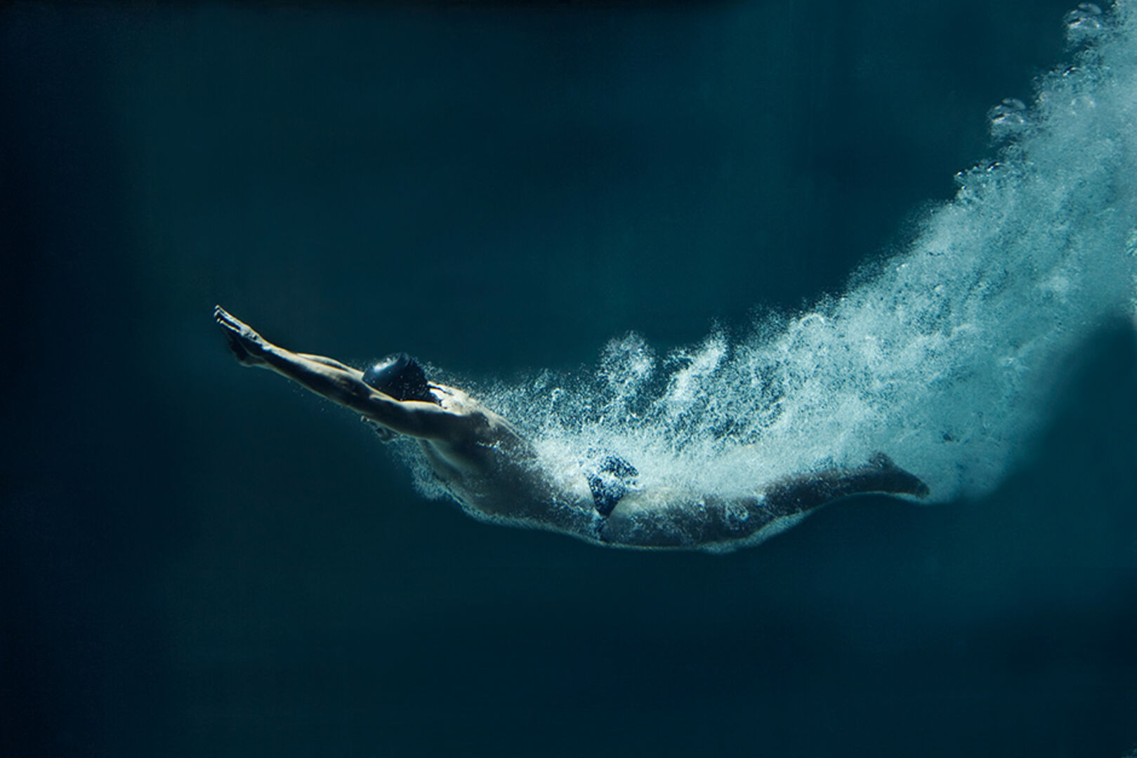 Schwimmer unter Wasser | Credit: iStock.com/petrelos