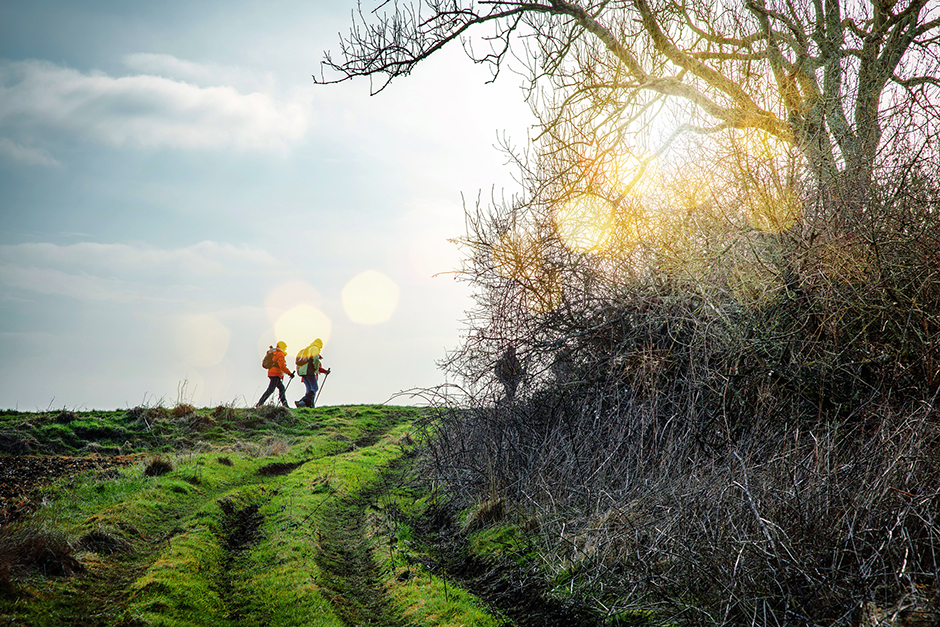 Zwei Wanderer unterwegs | Credit: iStock.com/DEBOVE SOPHIE