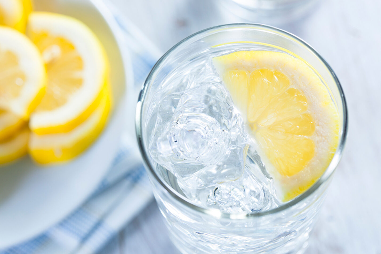 Ein Glas Wasser mit einer Zitronenscheibe | Credit: iStock.com/bhofack2
