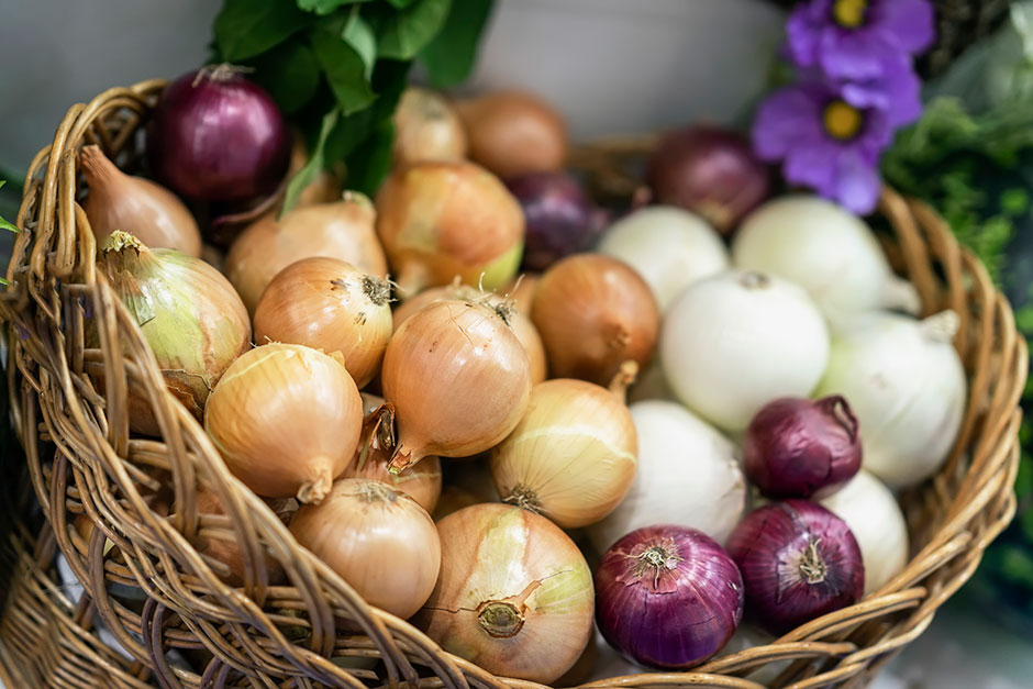 Ein Korb Zwiebeln | Credit: iStock.com/Svetlanais