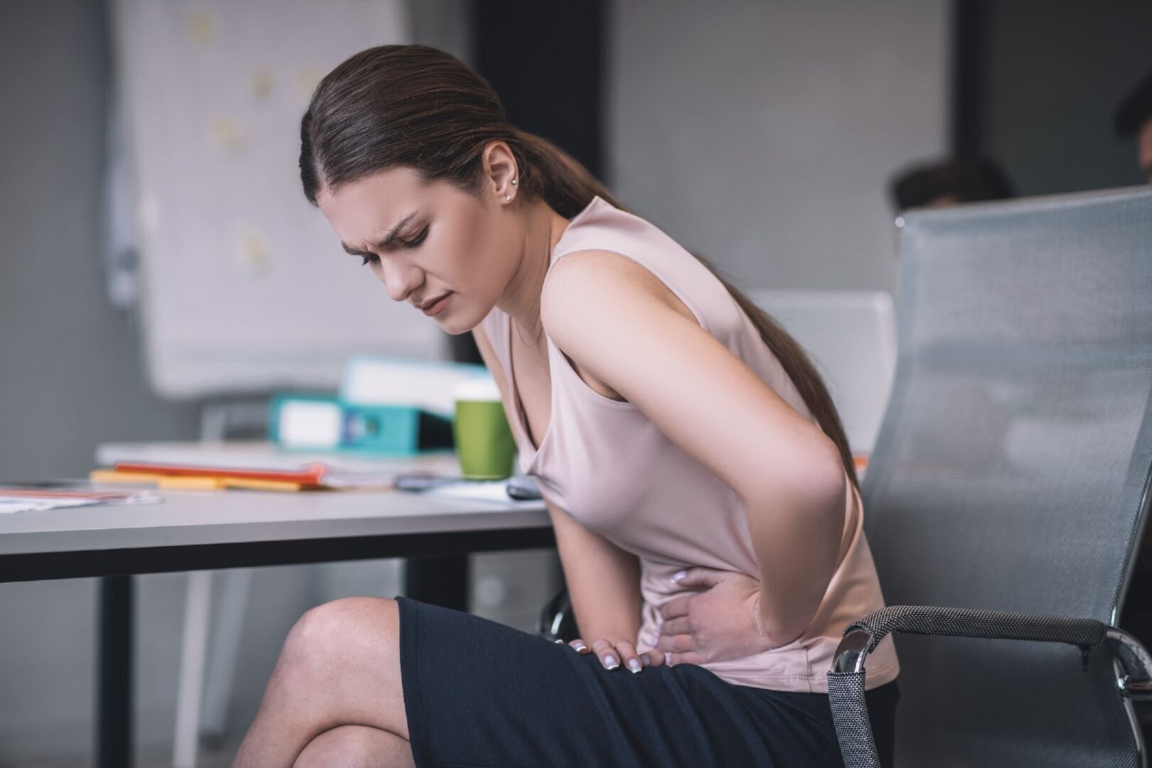 Frau hat Bauchkrämpfe | Credit: iStock.com/Zinkevych