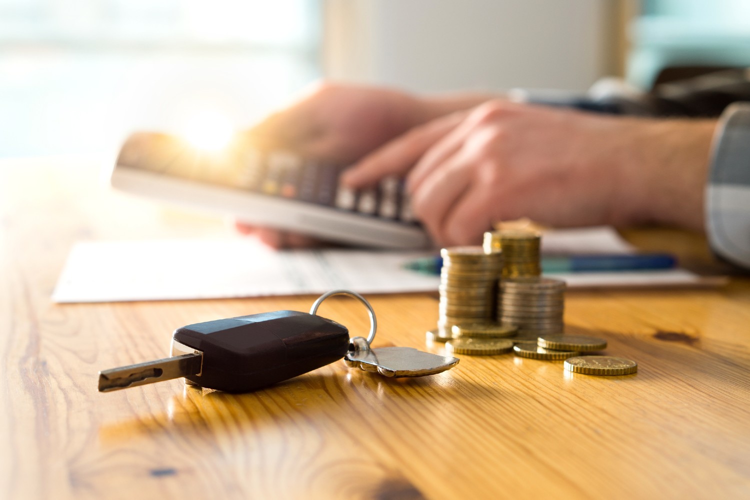 Geld und Autoschlüssel liegen auf einem Tisch | Credit: iStock.com/Tero Vesalainen