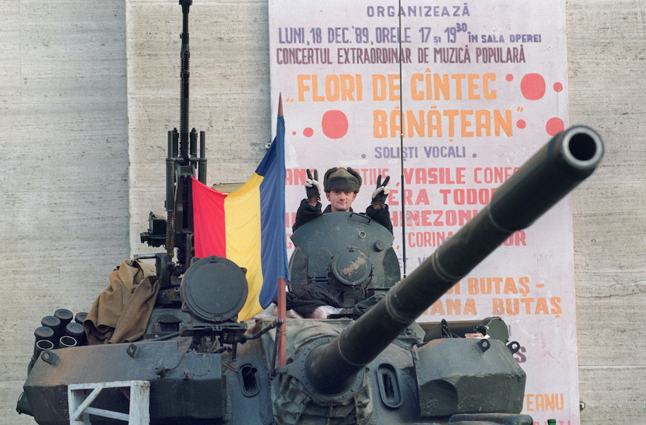 Soldat,  Panzer und rumänische Flagge