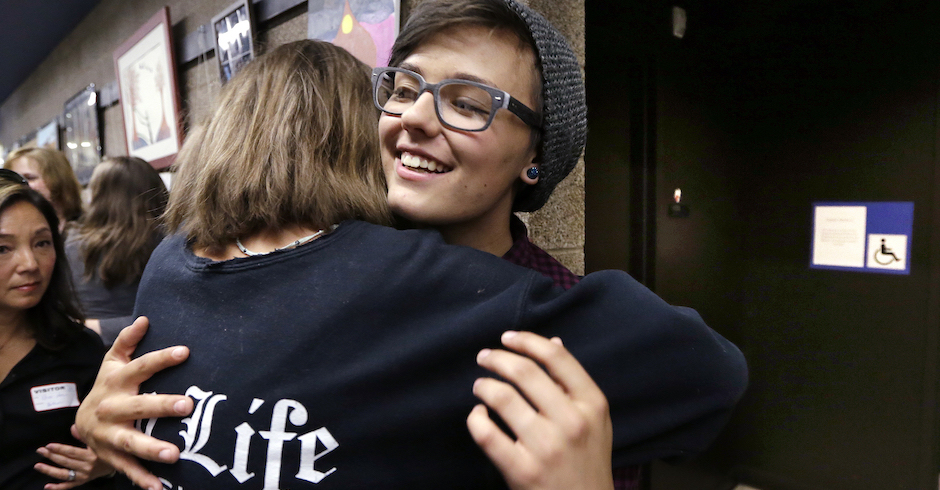 Umarmung im Schulgang