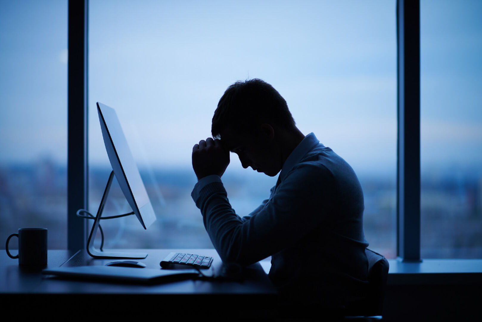 Mann fühlt sich gestresst | Credit: iStock.com/shironosov