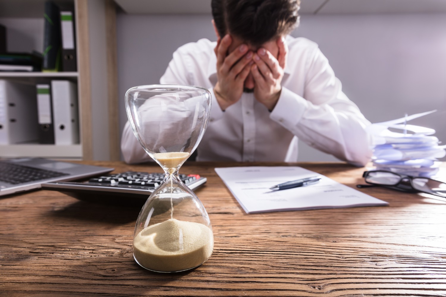 Mann steht unter Zeitdruck | Credit: iStock.com/AndreyPopov