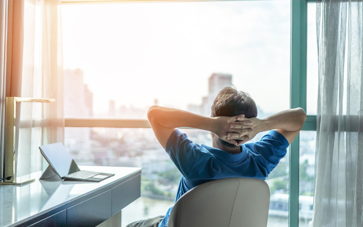 Mann entspannt im Büro | Credit: iStock.com/Chinnapong