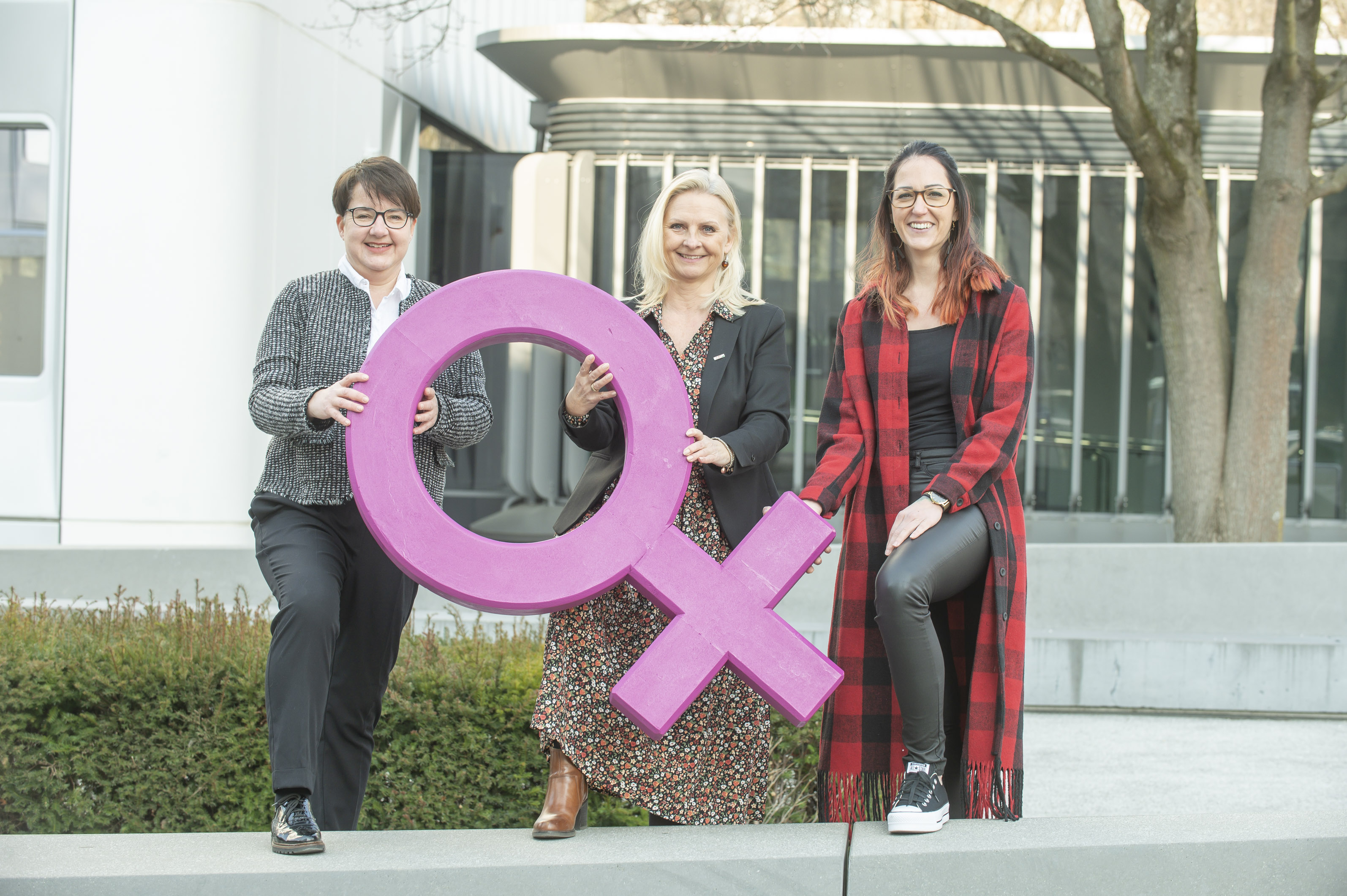 WKO Stmk Vizepräsidentin Gabi Lechner mit Andrea Kern (l.) und Jennifer Kribernegg (r.)