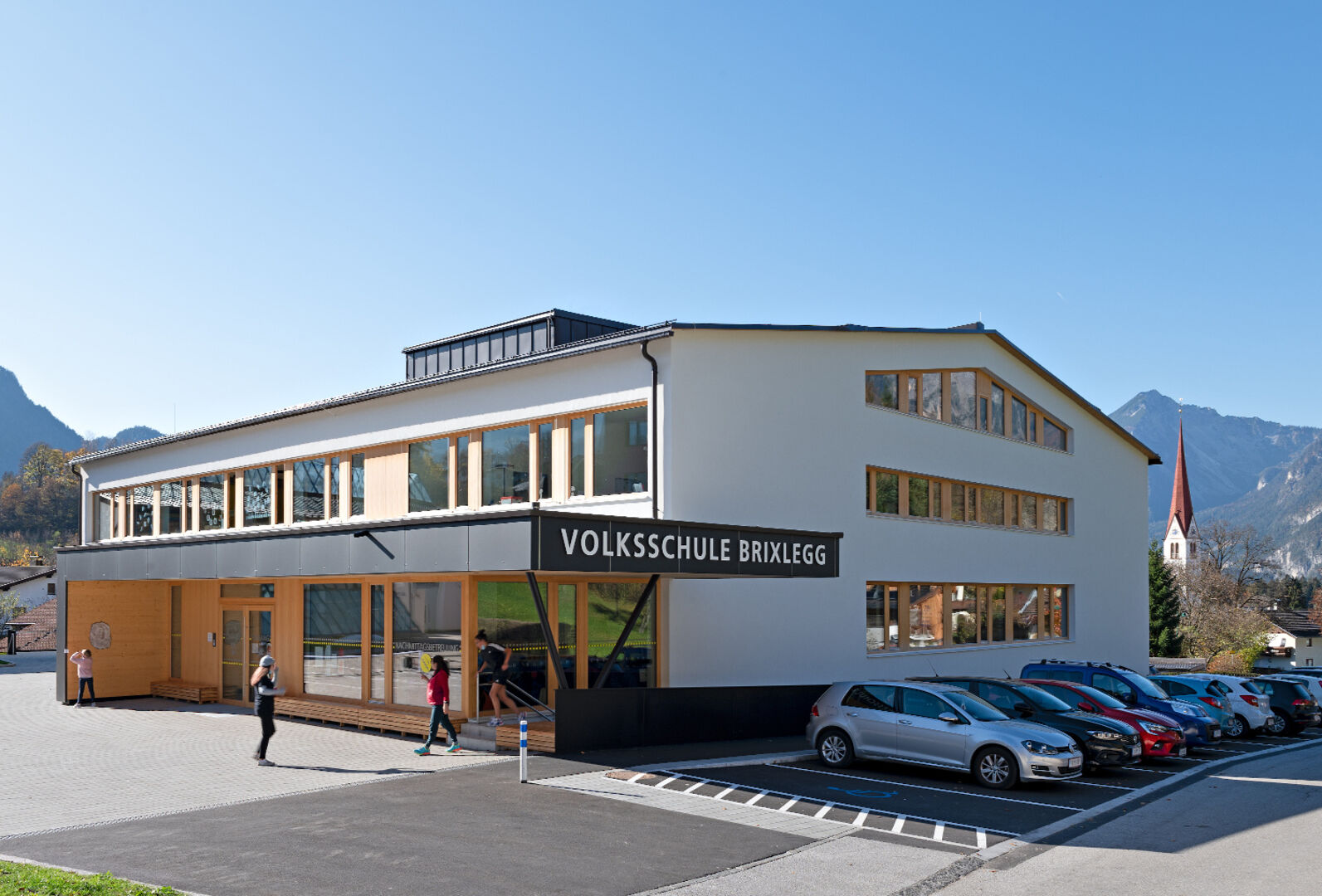 Blick auf sanierte Volksschule und Parkplatz | Credit: Angelo Kaunat