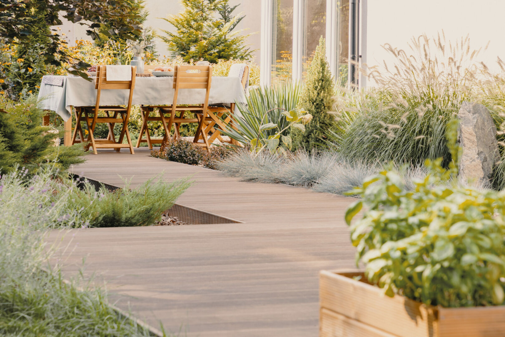 Holzterrasse mit Pflanzen | Credit: iStock.com/KatarzynaBialasiewicz