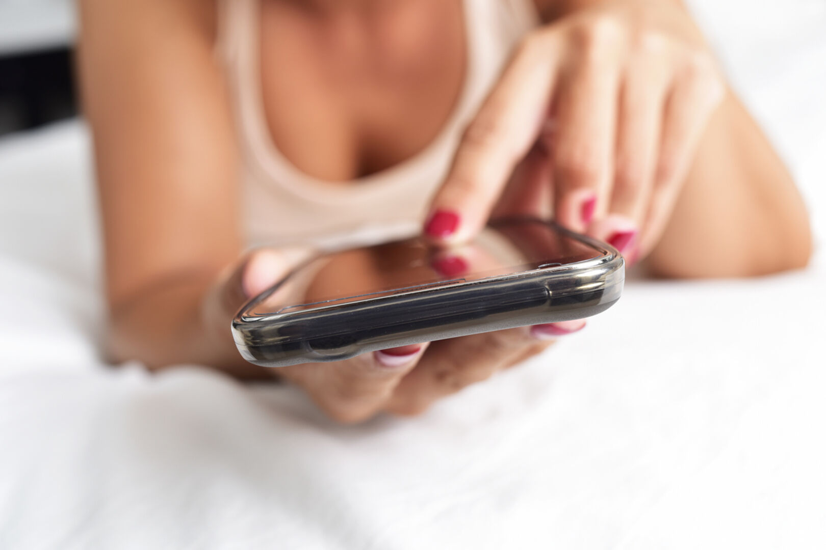 Junge Frau beim Sexting