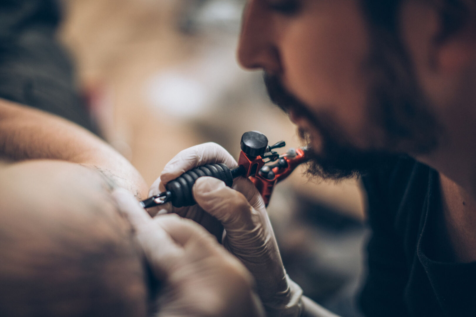 Ein Tattoo wird gestochen