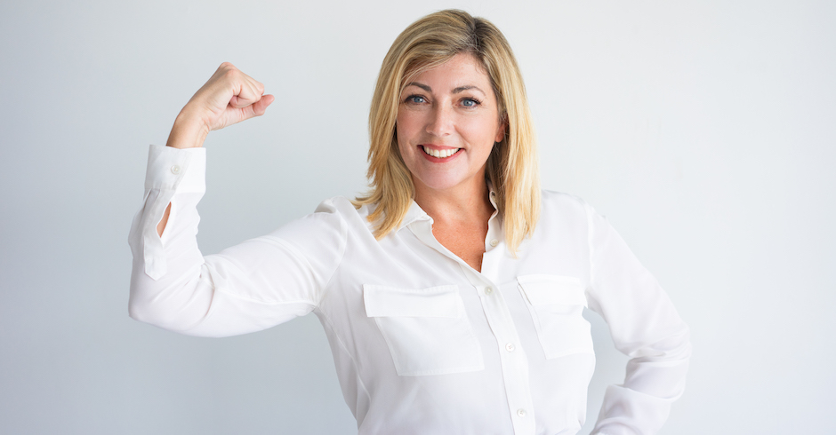 junge Unternehmerin in weißer Bluse | Credit: iStock.com/MangoStar_Studio