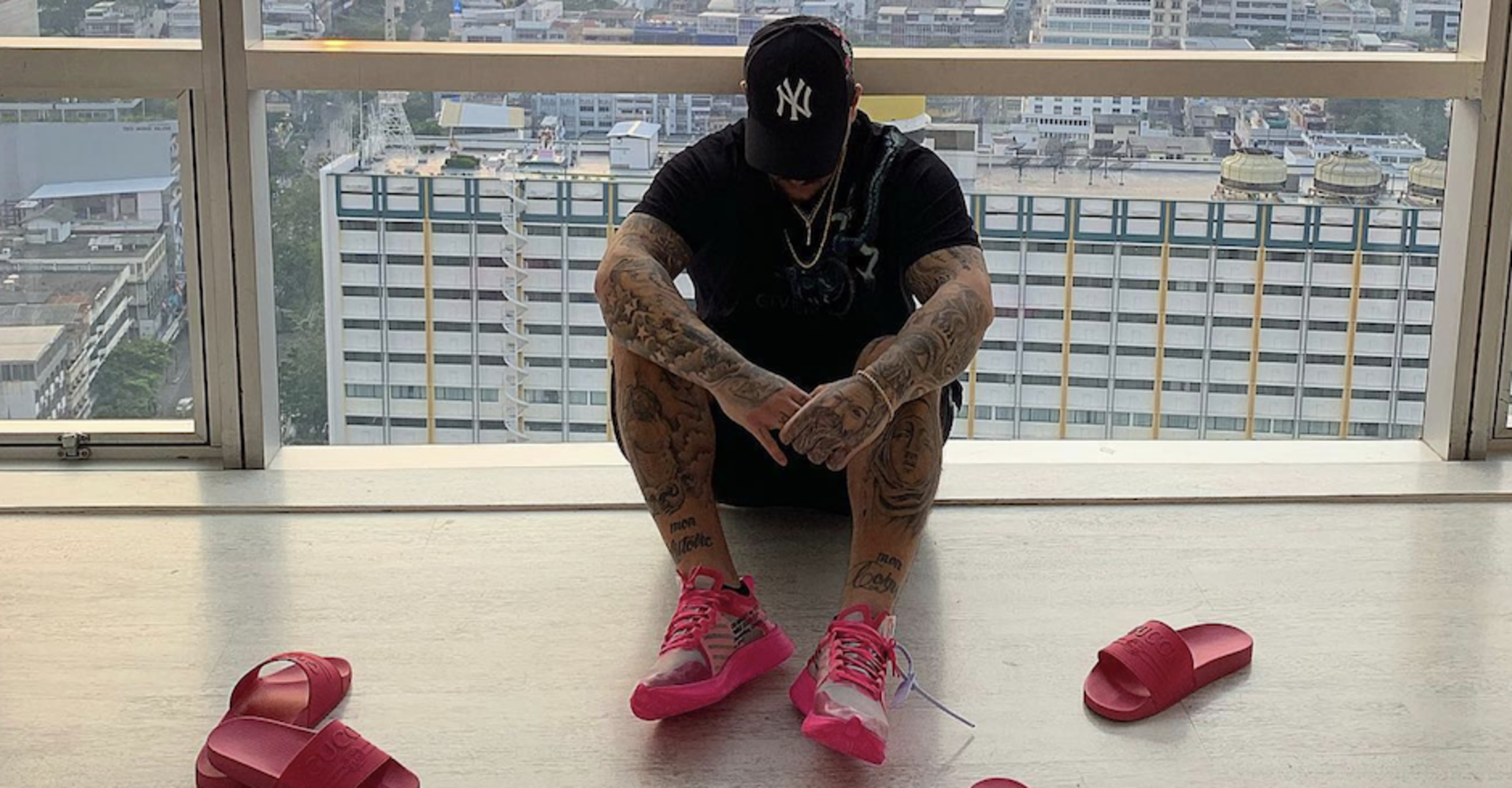 Künstler Raffaello Djordjevic mir rosa Sneakers | Credits: www.instagram.com/raffaellxo/Raffaello