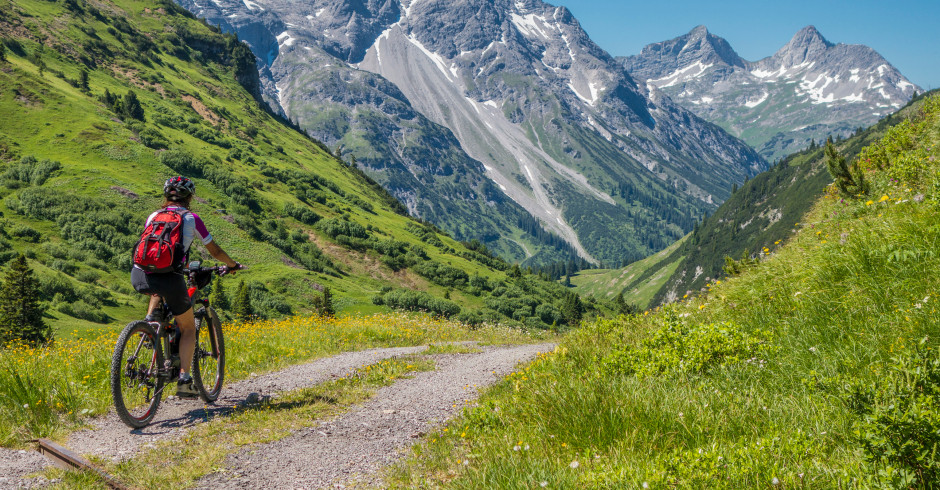 Radfahrer fährt durch Berglandschaft | Credit: iStock.com/Uwe Moser