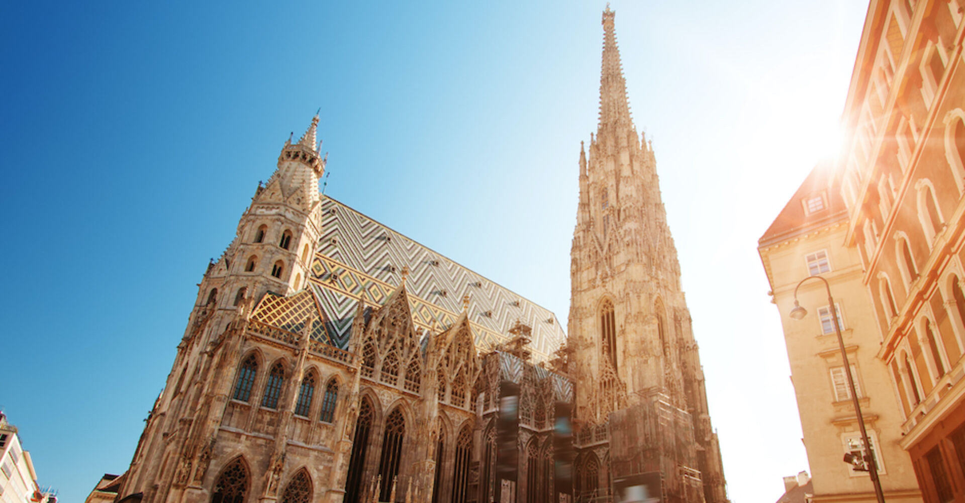 Stephansdom leuchtet im Sonnenlicht| Credit: iStock.com/LeManna