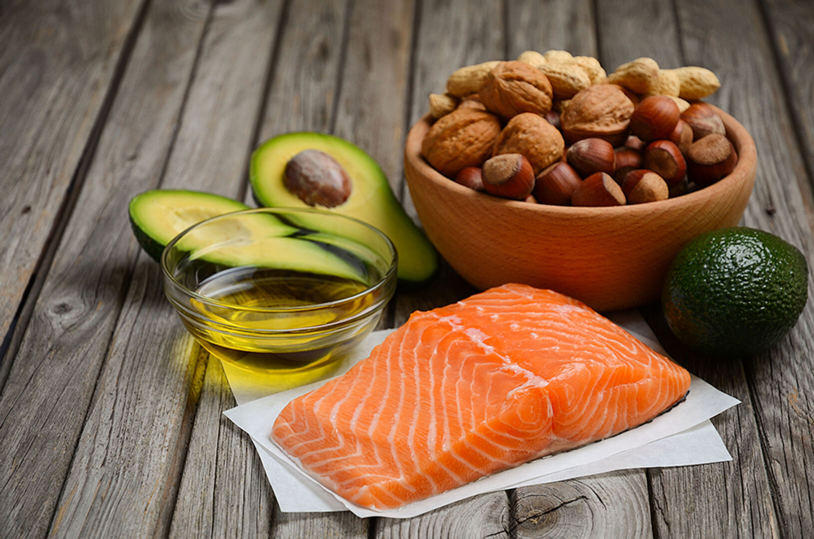 Avocados, Nüsse und frischer Lachs | Credit: iStock.com/JulijaDmitrijeva
