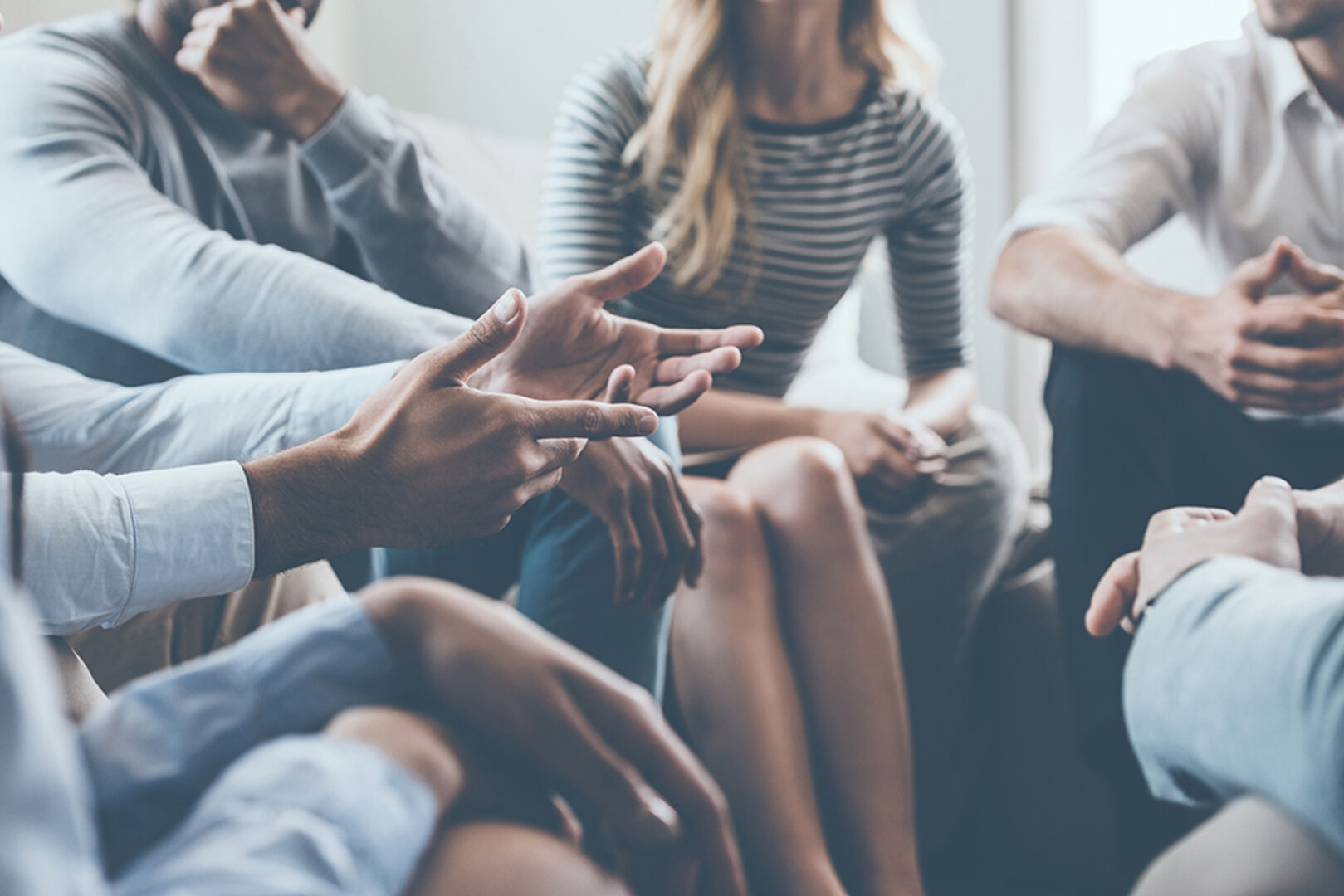 Lebhafte Diskussion unter jungen Menschen | Credit: iStock.com/g-stockstudio
