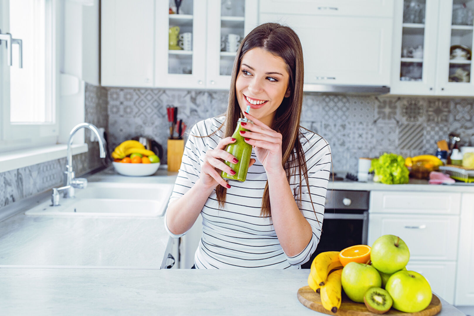 Junge Frau genießt ihren Smoothie aus frischem Gemüse | Credit: iStock.com/bulatovic
