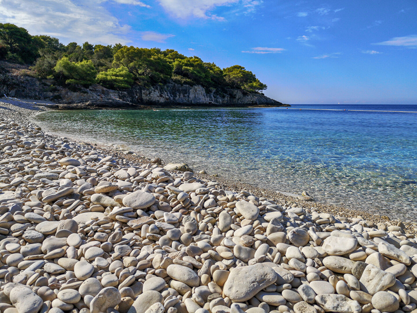 Die Bucht von Srebrna auf der Insel Vis | Credit: iStock.com/EJ Manzaneque