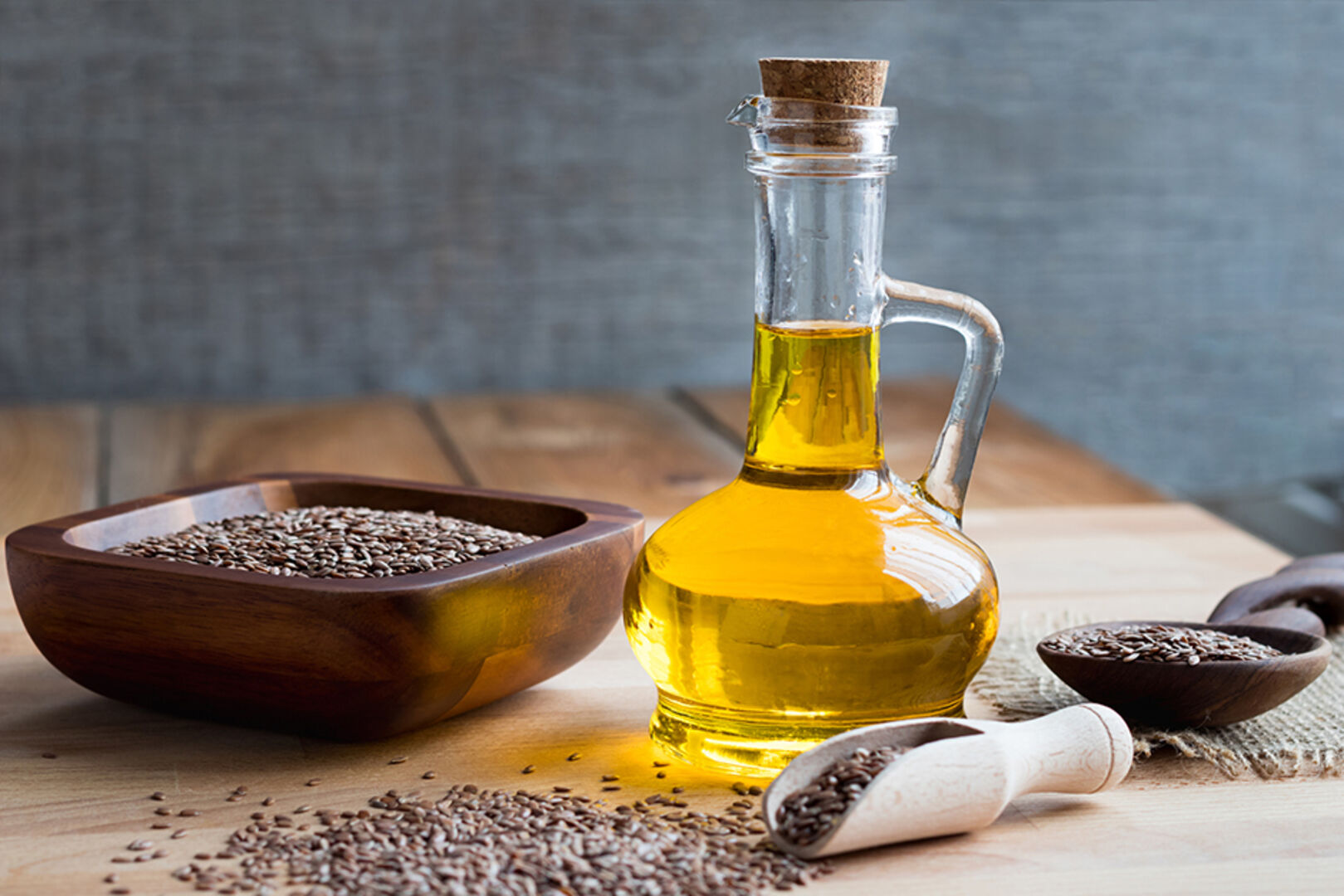 Eine Schüssel Leinsamen und eine Flasche Leinsamenöl | Credit: iStock.com/Madeleine_Steinbach