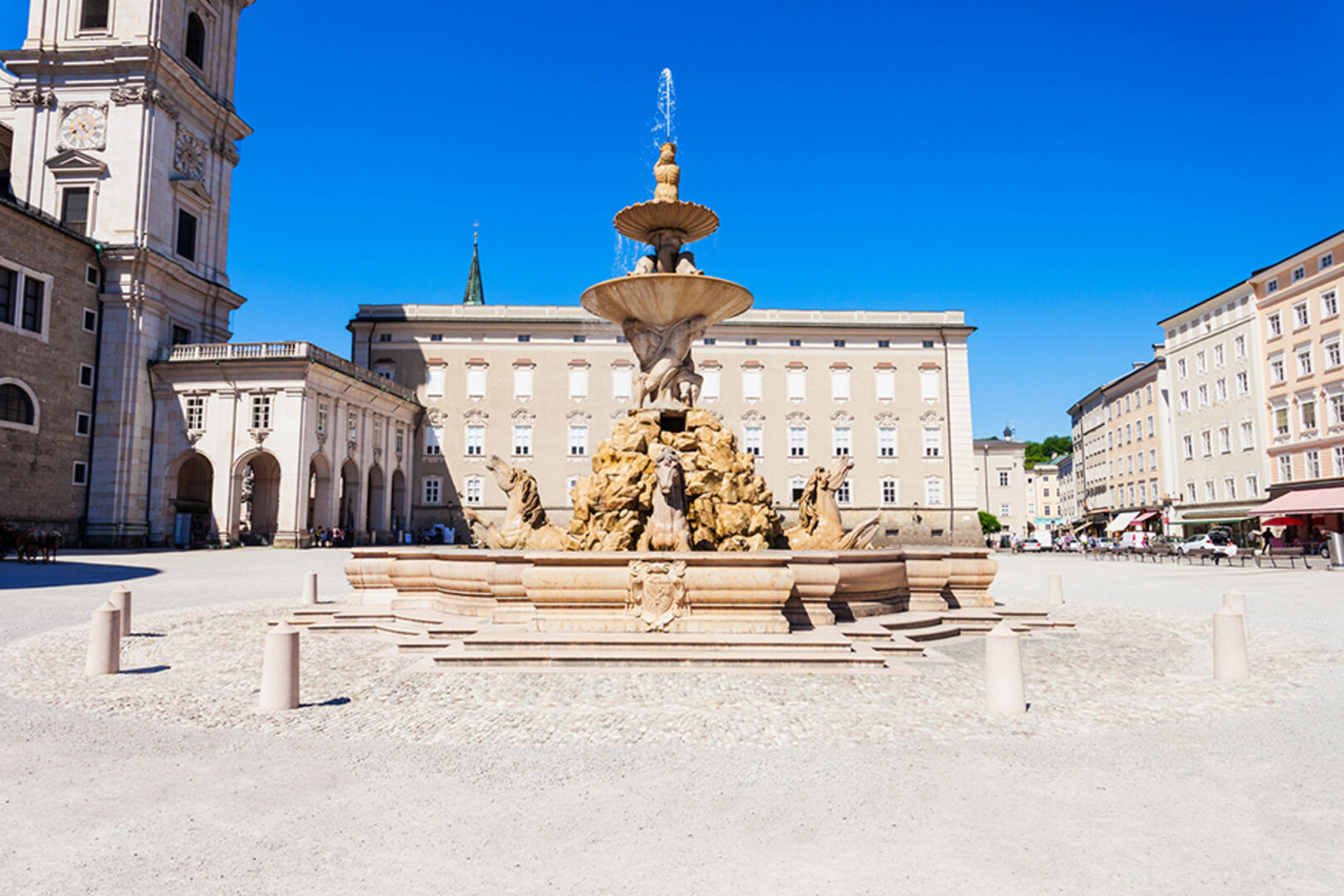 Der Residenzplatz samt Residenzbrunnen in Salzburg | Credit: iStock.com/saiko3p