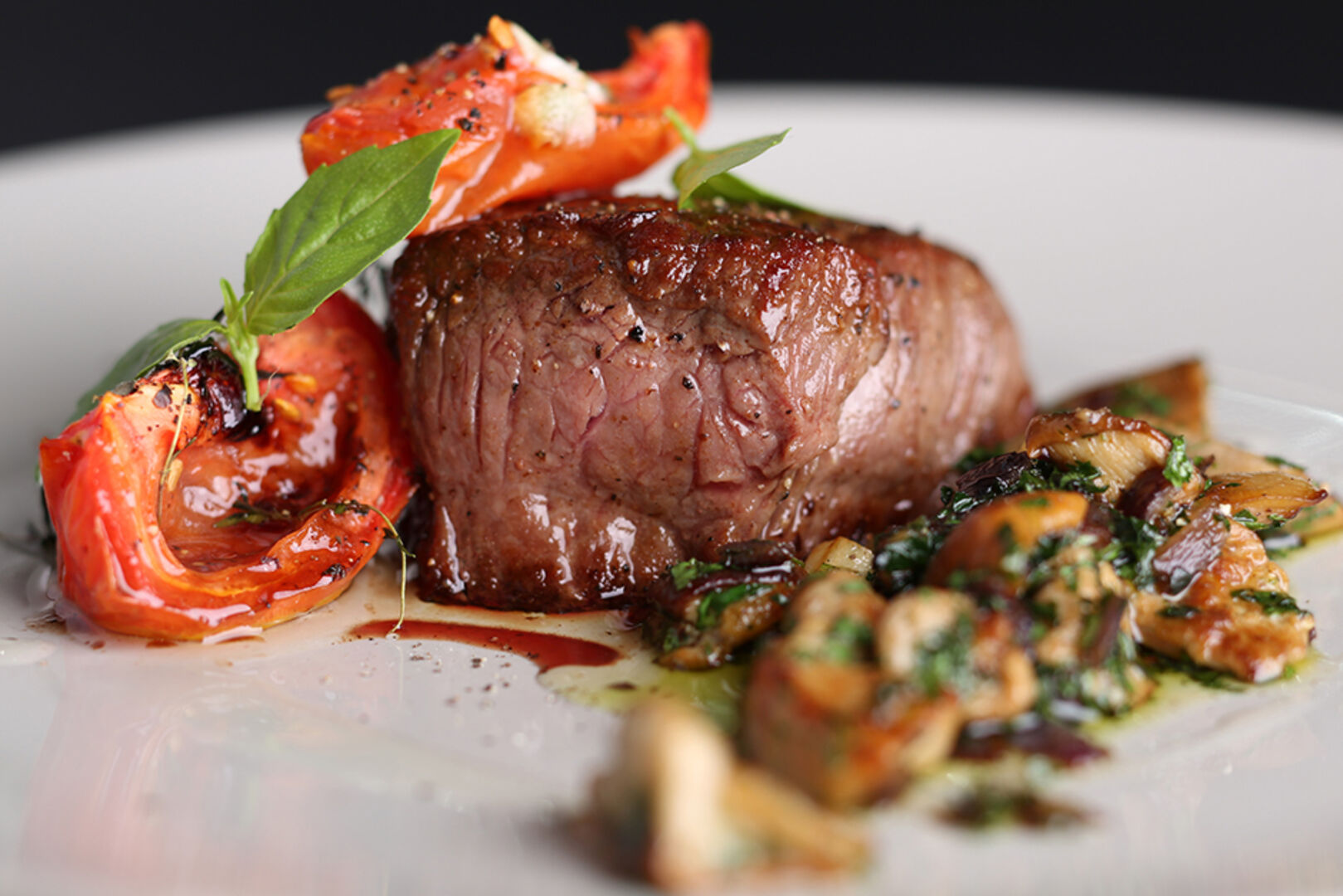 Ein fein angerichtetes Rinderfilet | Credit: iStock.com/KazanovskyAndrey