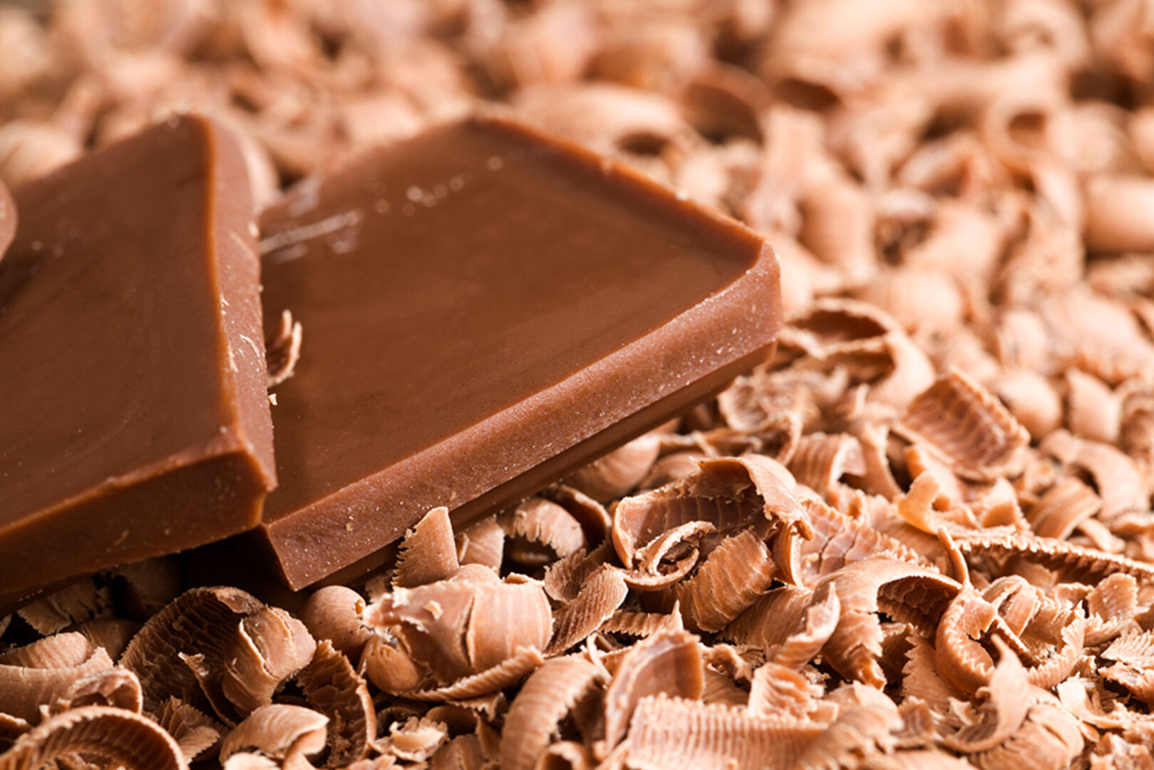 Ein paar Stückchen Vollmilchschokolade | Credit: iStock.com/ligora
