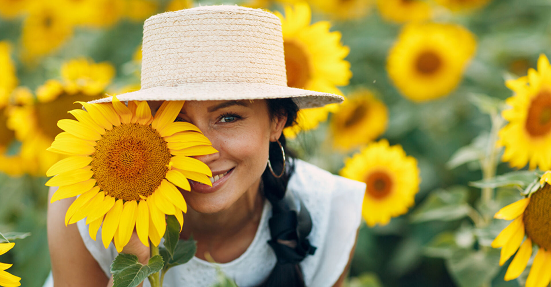 Frau im Sonnenblumenfeld | Credit: iStock.com/primipil