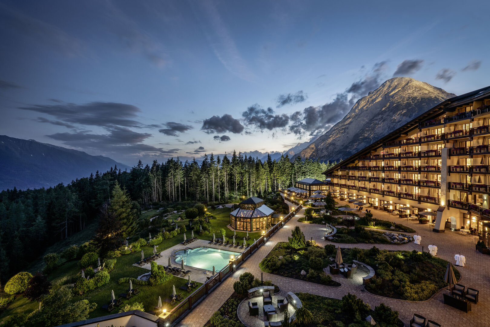 Das Interalpen-Hotel in der Nacht