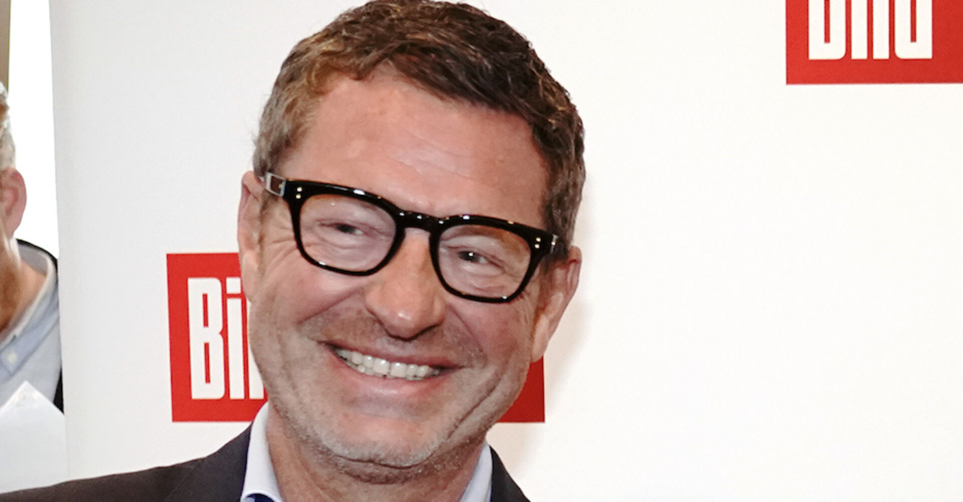 Porträt vor Bild-Logos