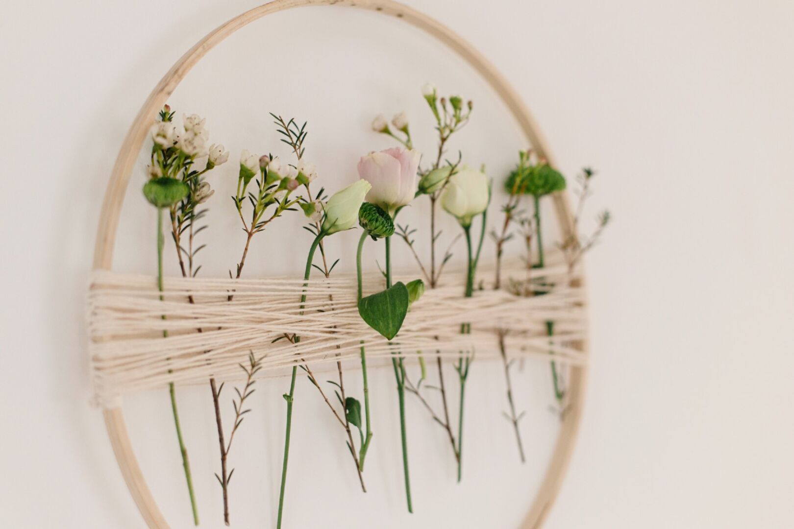 Dekoring mit Blumen | Credit: iStock.com/Bogdan Kurylo
