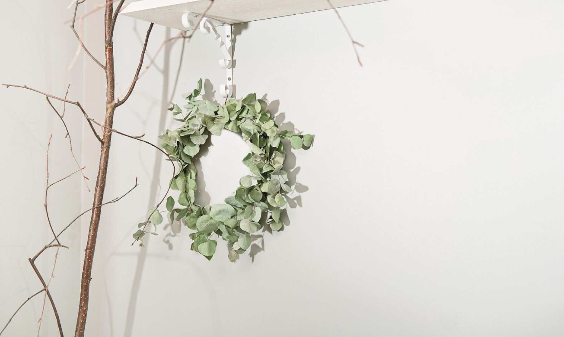 Eukalyptus-Kranz hängt an der Wand | Credit: iStock.com/Yulia Panova