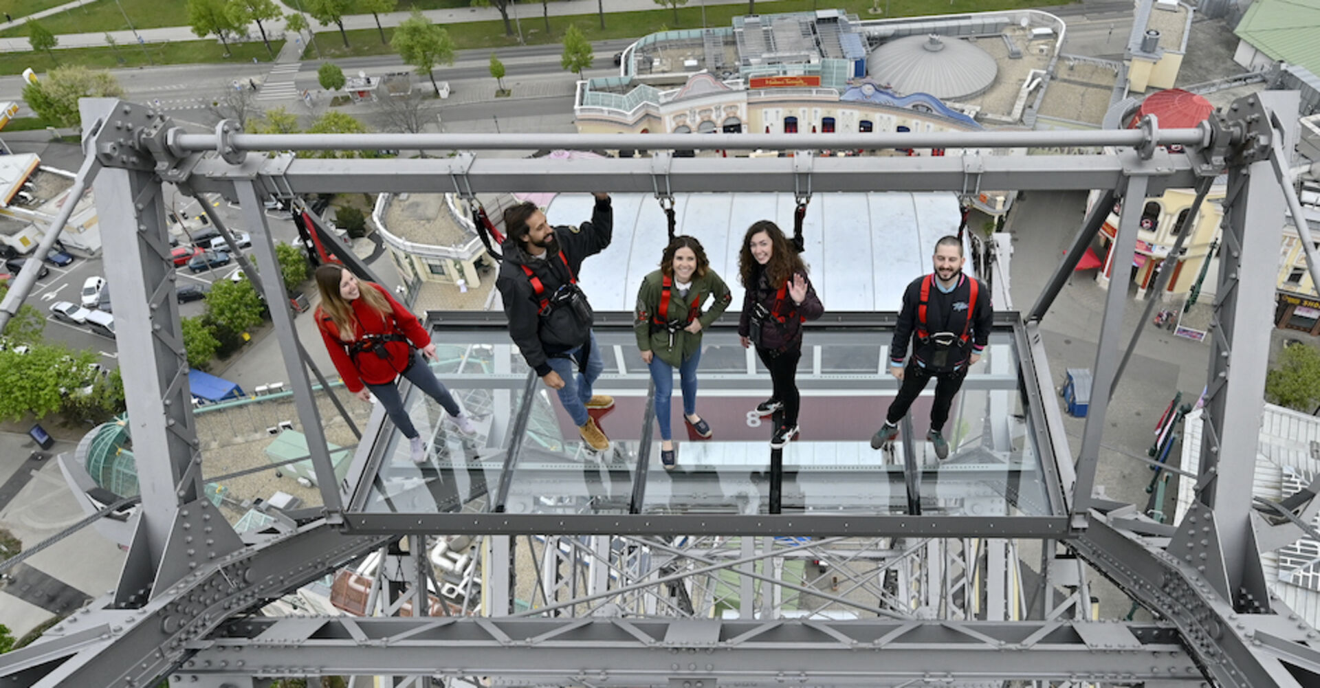 Fünf Personen auf Glasplattform am Riesenrad | Credit: HANS PUNZ/APA/picturedesk.com