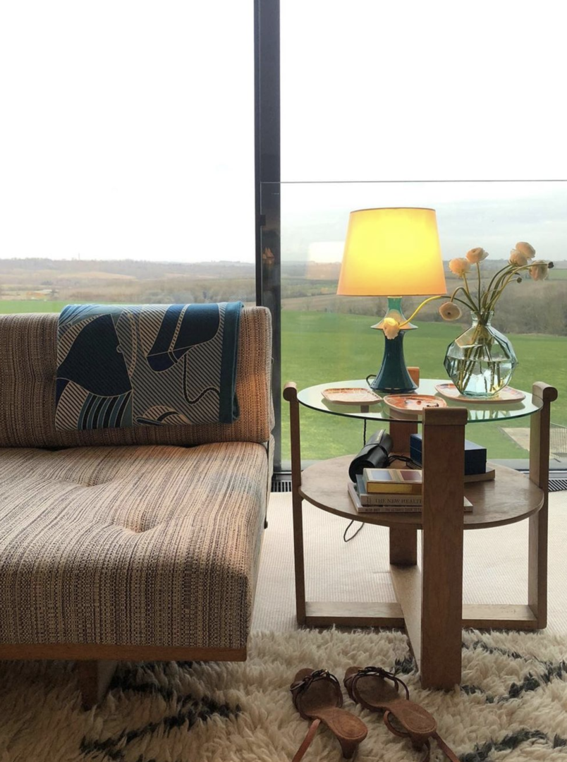 Couch und Lampe | Credit: www.instagram.com/claudiaschiffer/Claudia Schiffer