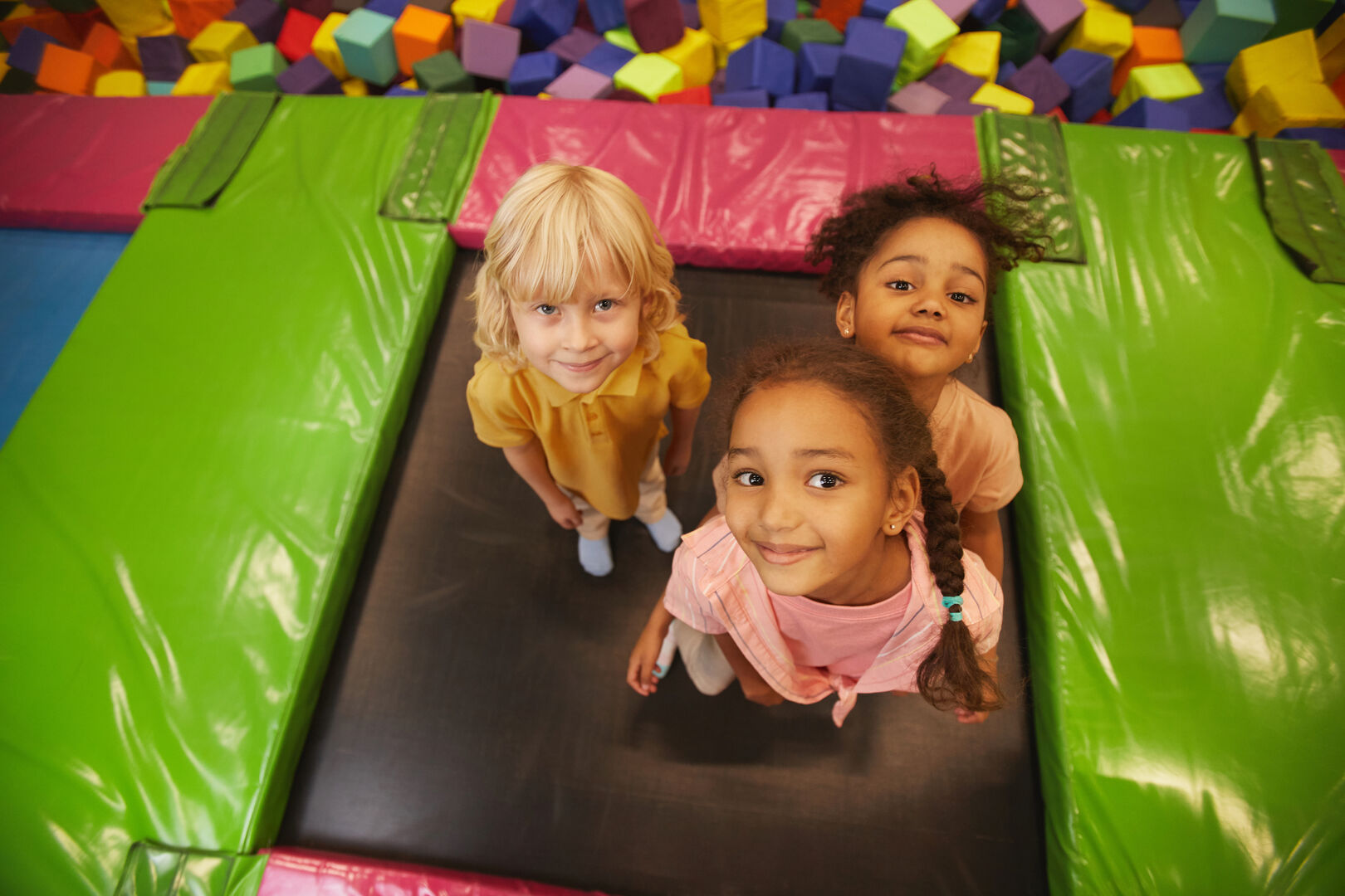 Kinder im Trampolinpark