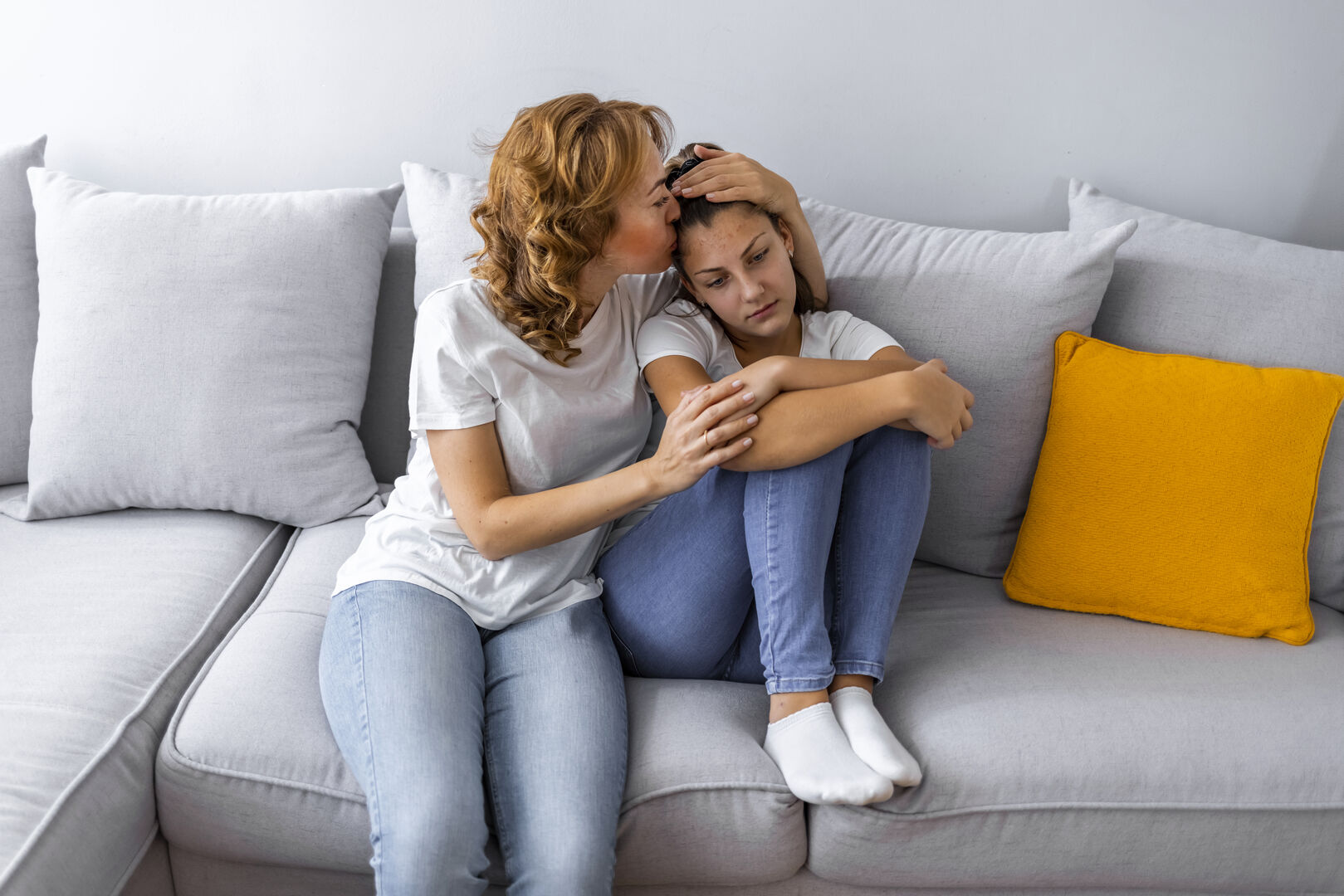 Mutter tröstet junge Tochter