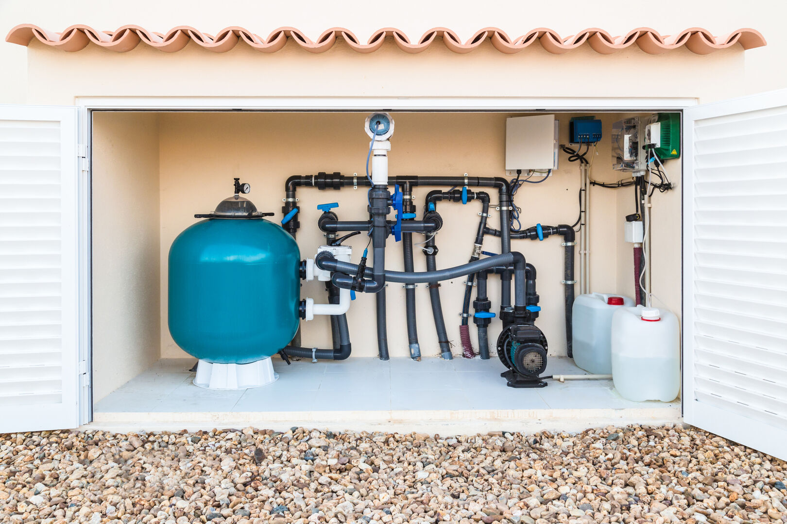 Eine in einer Garage untergebrachte Swimmingpool-Technikanlage