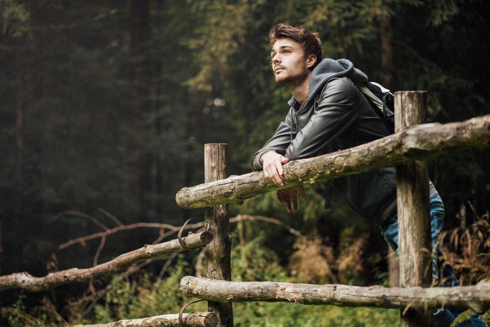 Der Aufenthalt in der Natur kann Depressionen lindern. | Credit: istock.com/demaerre