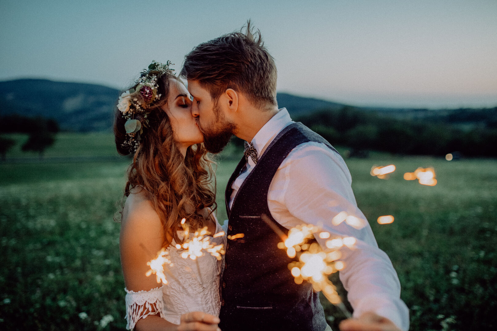 junges Paar küsst sich bei der Hochzeit
