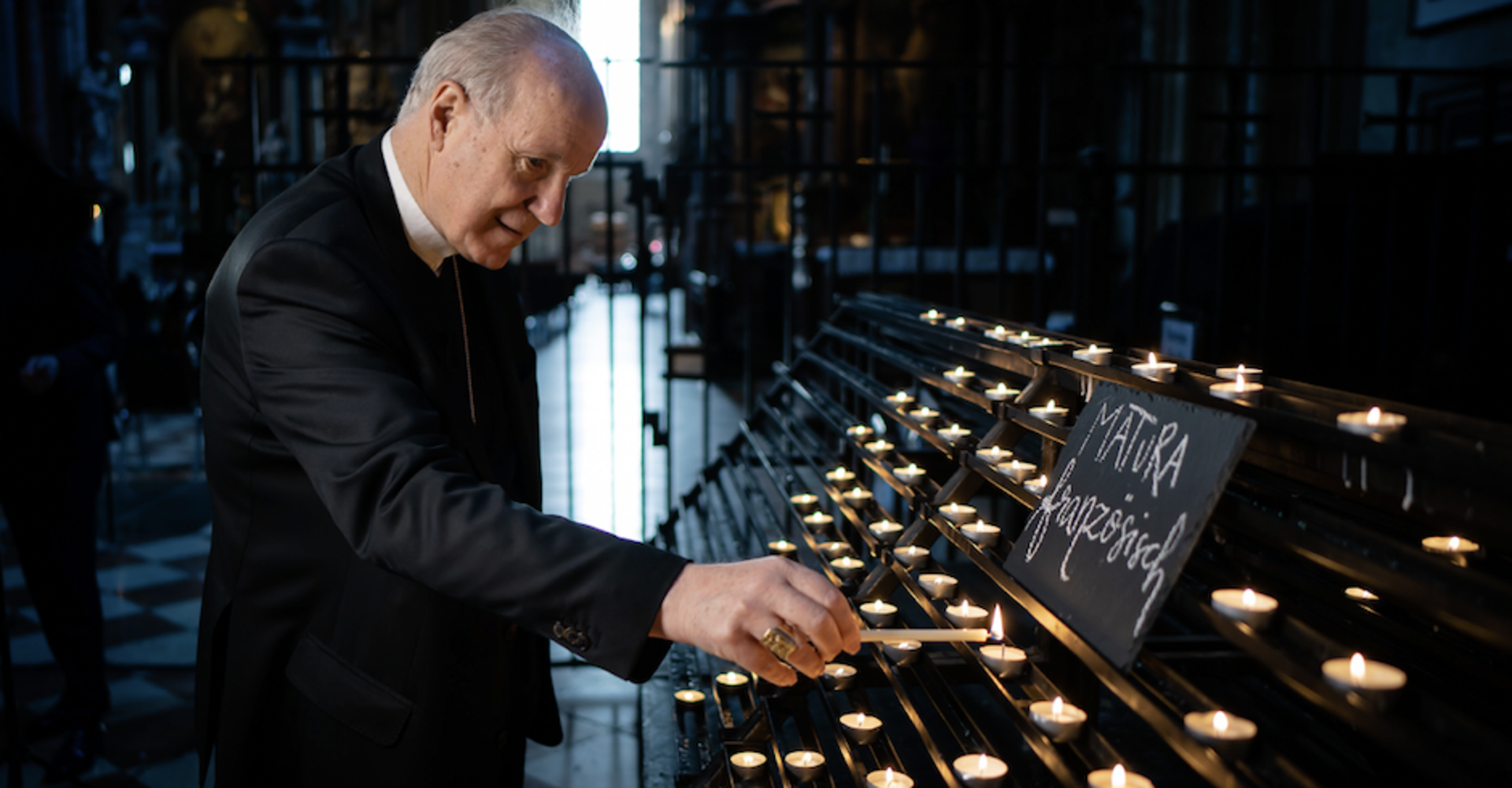 Kardinal Christoph Schönborn zündet im Stepgansdom eine Kerze an | Credit: Erzdiözese Wien/Stephan Schönlaub