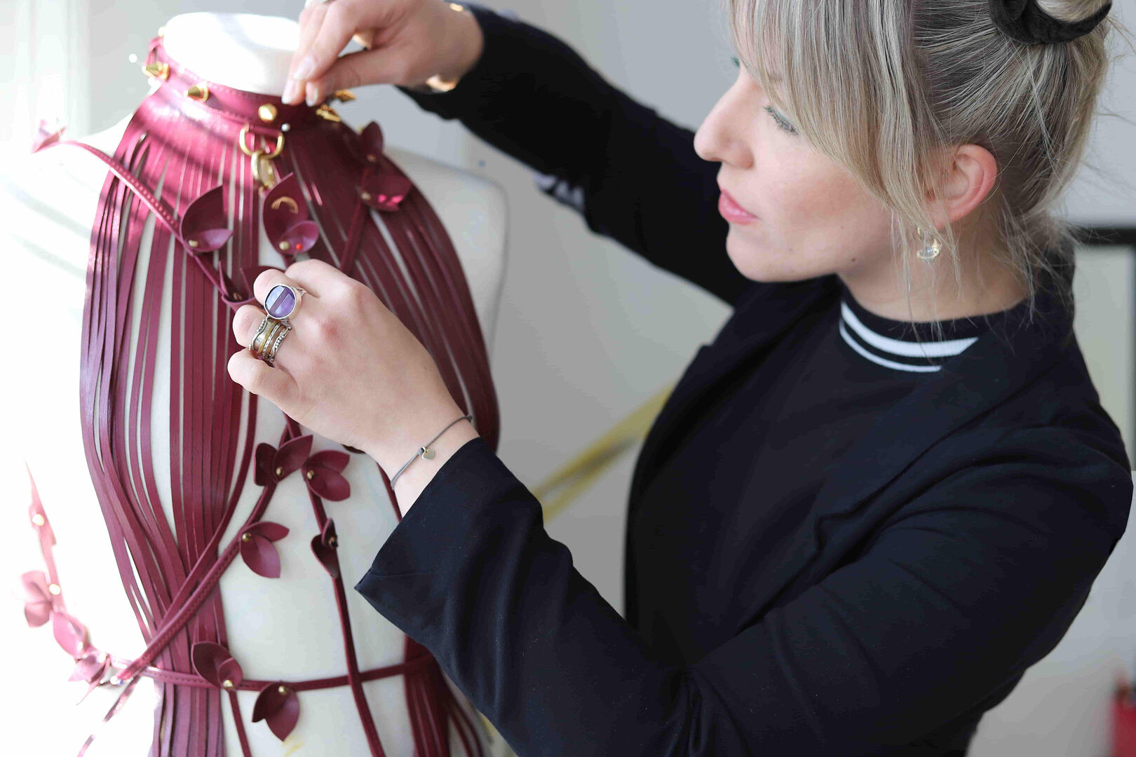 Designerin Nicole Lechner bei der Arbeit