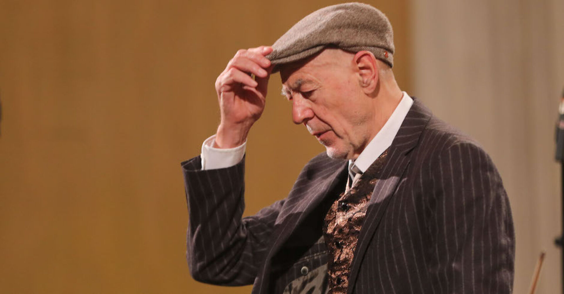 Willi Resetarits im Anzug | Credit: Franz Neumayr/picturedesk.com