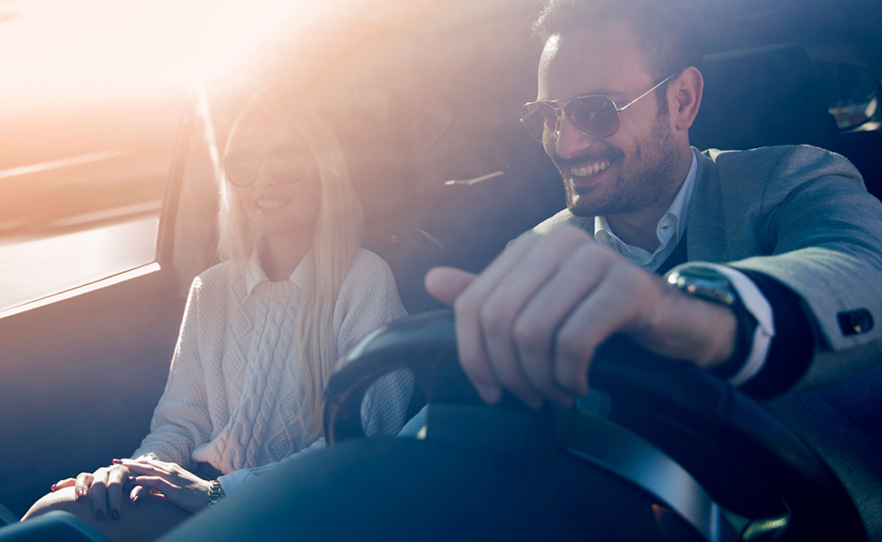 Junges glückliches Paar unterwegs im Auto | Credit: iStock.com/Ivanko_Brnjakovic