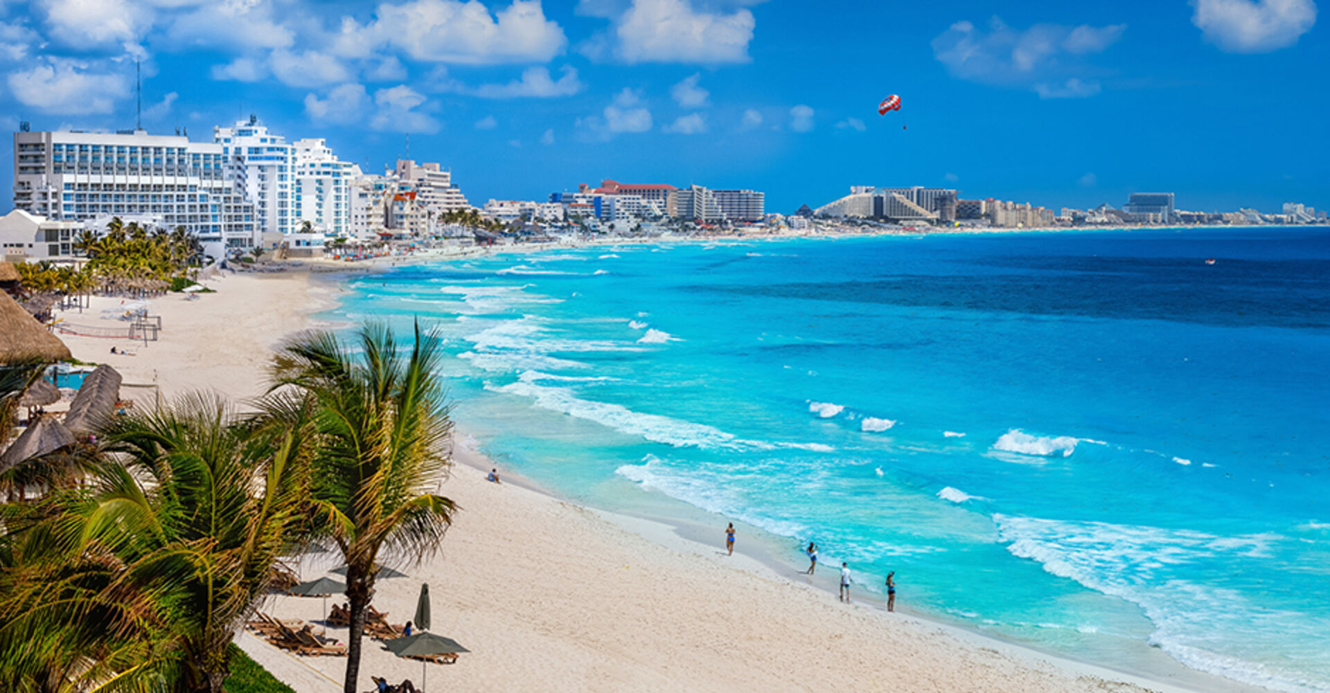 Panoramablick auf den Strand von Cancún an einem strahlenden Sommertag | Credit: iStock.com/Jonathan Ross