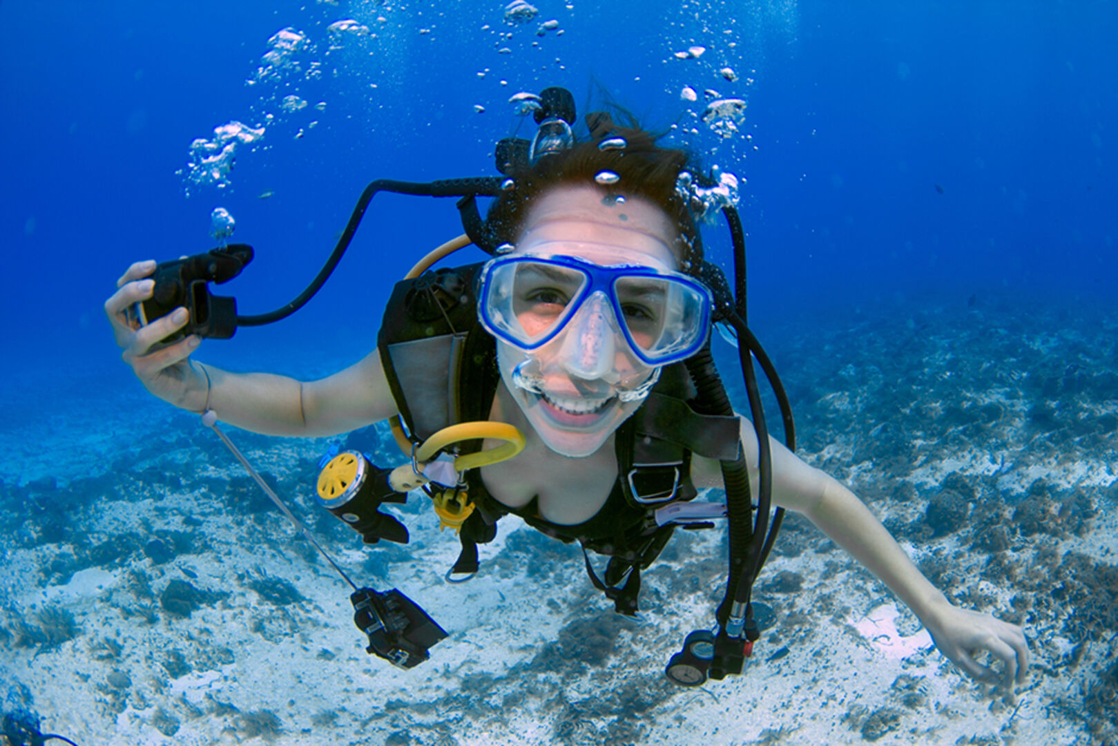 Junge Frau beim Schorcheln in Mexiko | Credit: iStock.com/Profundo no Mundo