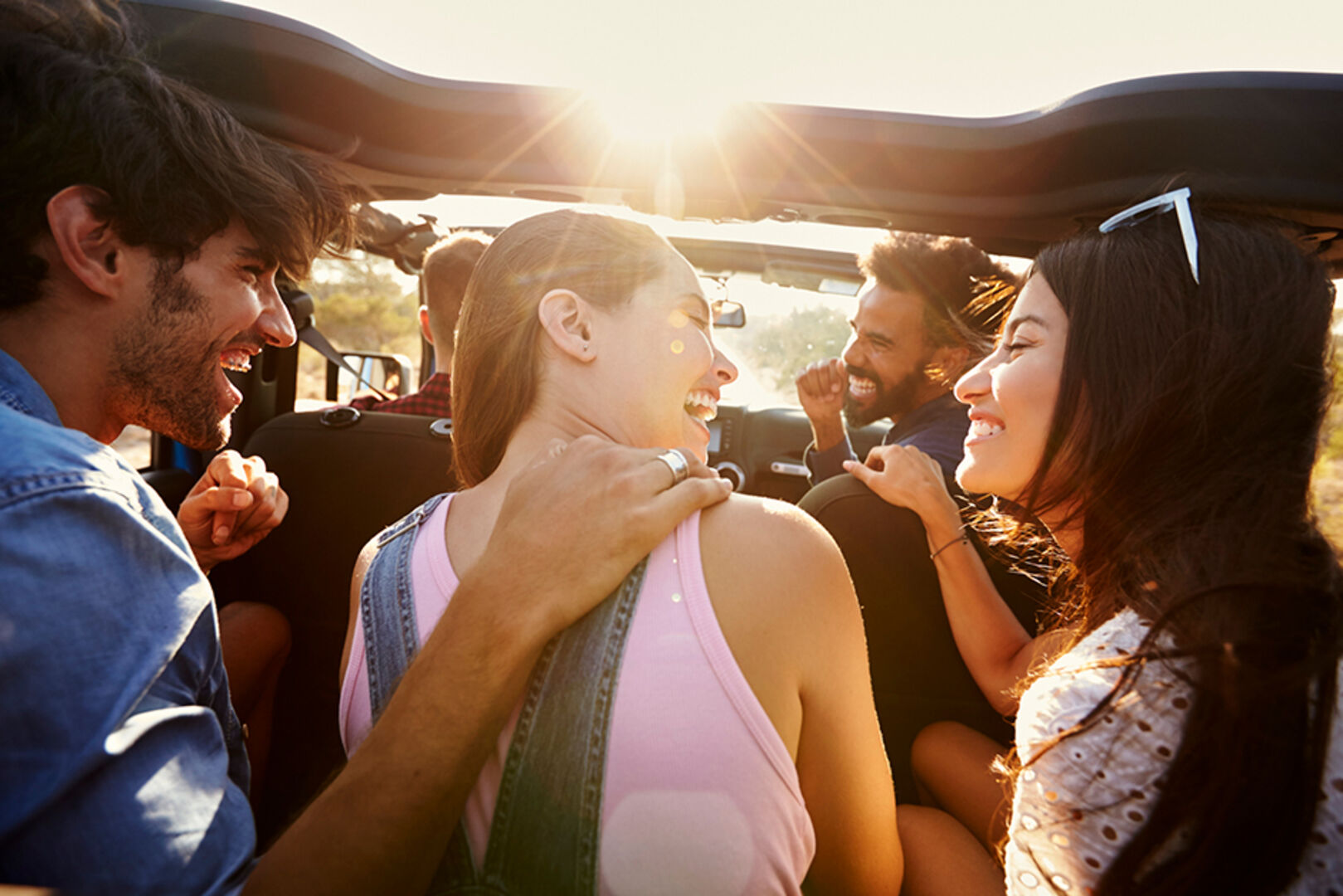 Fahrgemeinschaft bestehend aus jungen Frauen und Männern | Credit: iStock.com/monkeybusinessimages