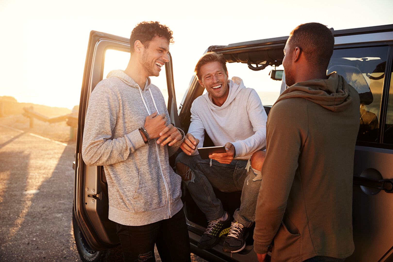 Drei Männer einer Fahrgemeinschaft während einer Pause | Credit: iStock.com/monkeybusinessimages