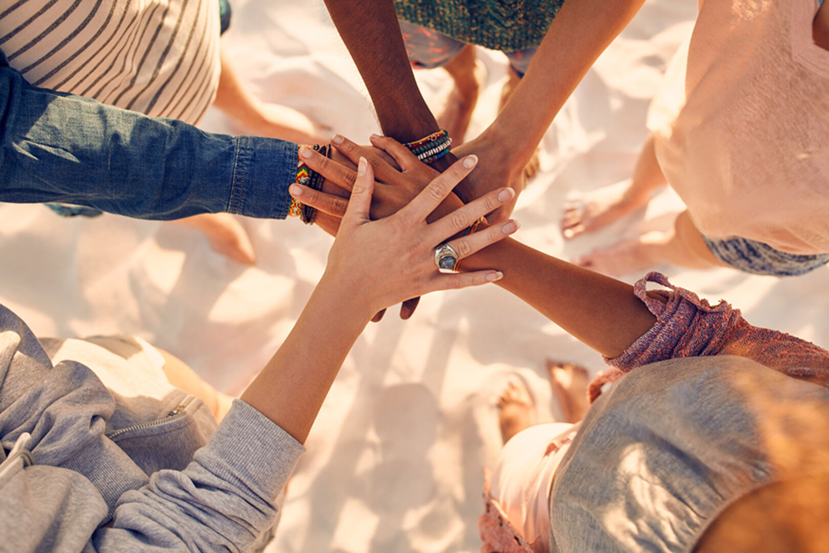 Frauen legen ihre Hände übereinander | Credit: iStock.com/jacoblund