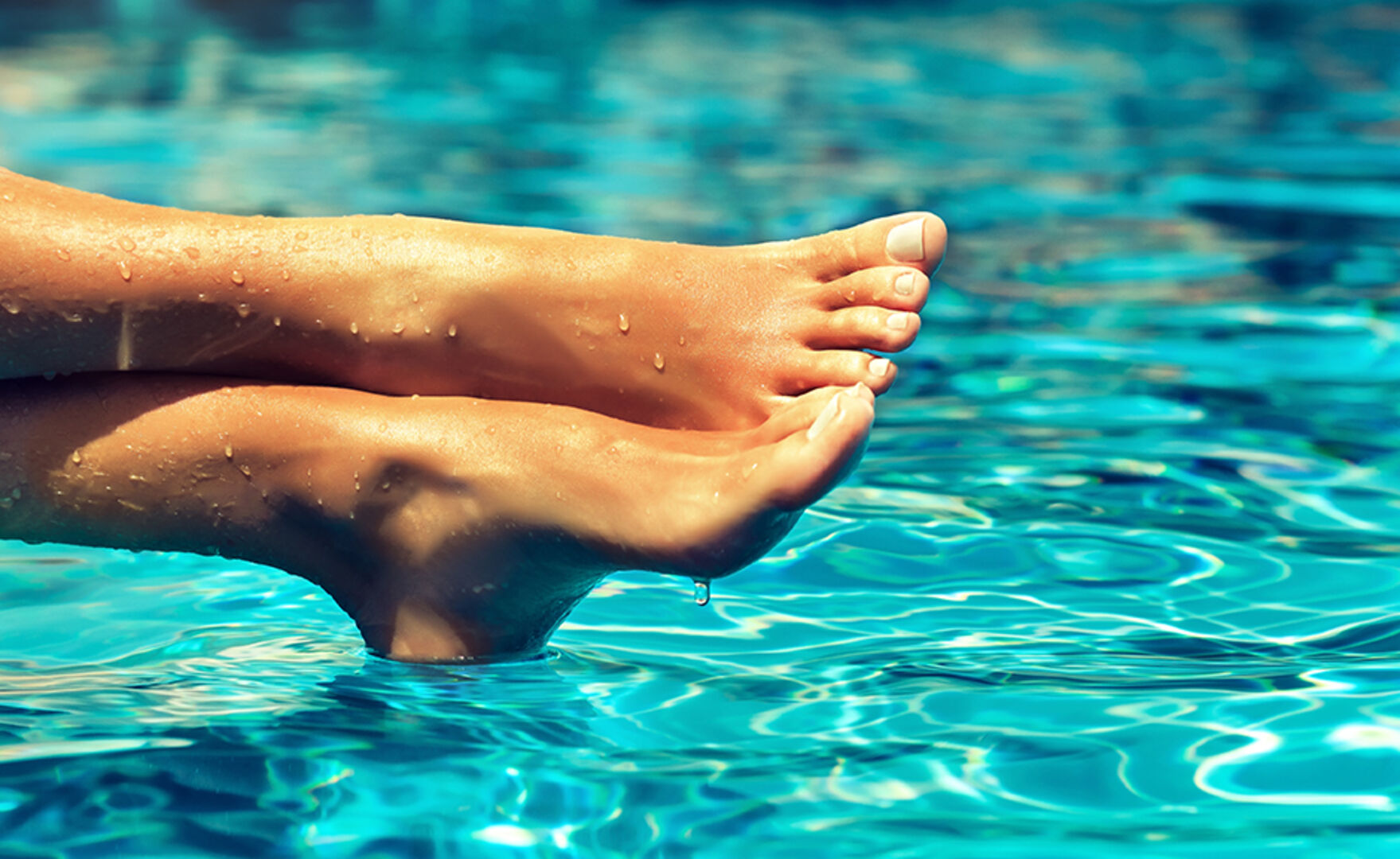 Junge Frau mit gepflegten Füßen an einem Sommertag | Credit: iStock.com/Sofia Zhuravets